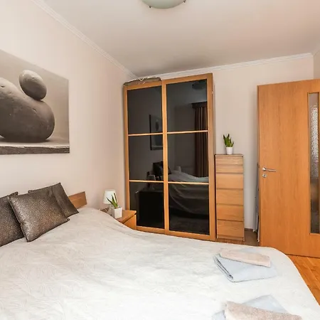 De Lux At The Synagogue *